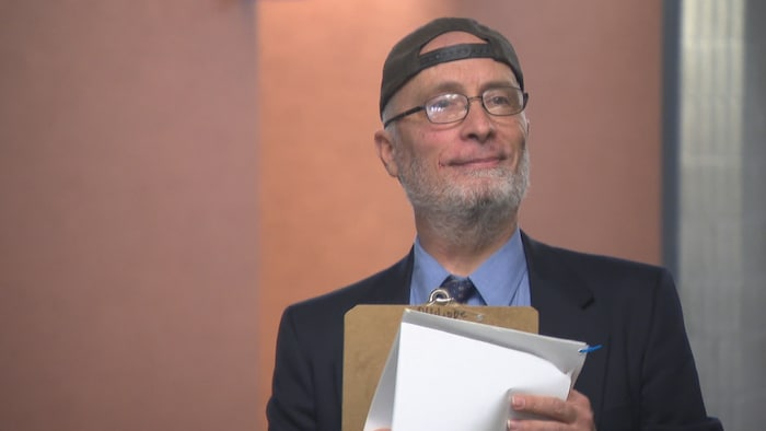 Le donneur de sperme Philippe Normand dans un couloir du palais de justice de Montréal.