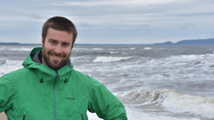 Philippe Sauvé devant la mer.