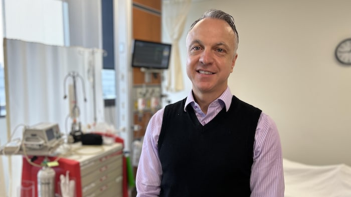 Philippe Voyer dans une salle médicale.
