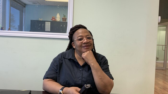 Philippine Ishak, gestionnaire principale de l'organisme 5 W. Elle est assise dans son bureau à Windsor.