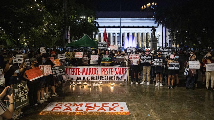 Manifestation de nuit à Manille.