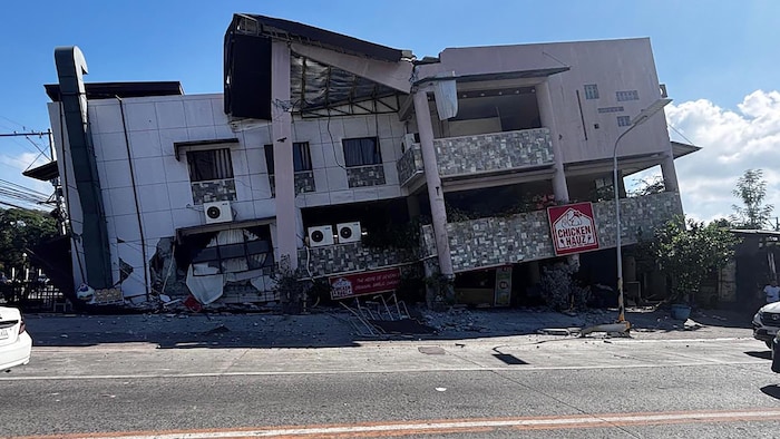 Un bâtiment effondré à la suite d'un séisme de magnitude 7,8 qui a frappé la ville de General Santos le 8 juin 2026. 