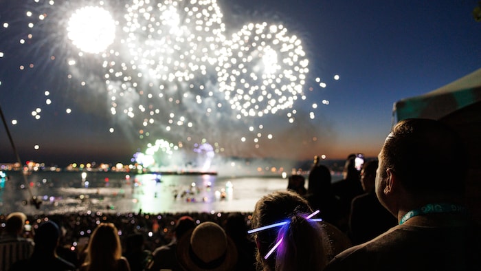 Des feux d'artifice sur la baie des Anglais à Vancouver
