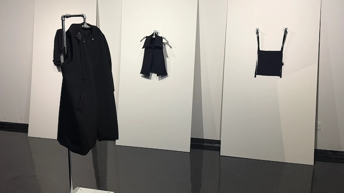 Installation artistique du manteau en pièces détachées. 