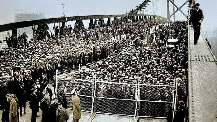 Une foule de personnes s'apprêtant à traverser le pont Ambassador à Windsor.