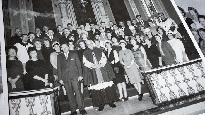Une photo d'époque des personnes formatn al chorale dans le choeur d'une église.