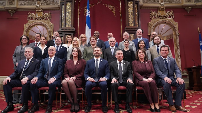 Le nouveau Cabinet pose pour une photo de famille.