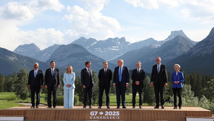 Les dirigeants du G7 posent pour une photo de famille devant les Rocheuses.
