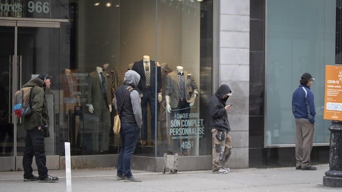 Des gens en file d'attente au centre-ville de Montréal