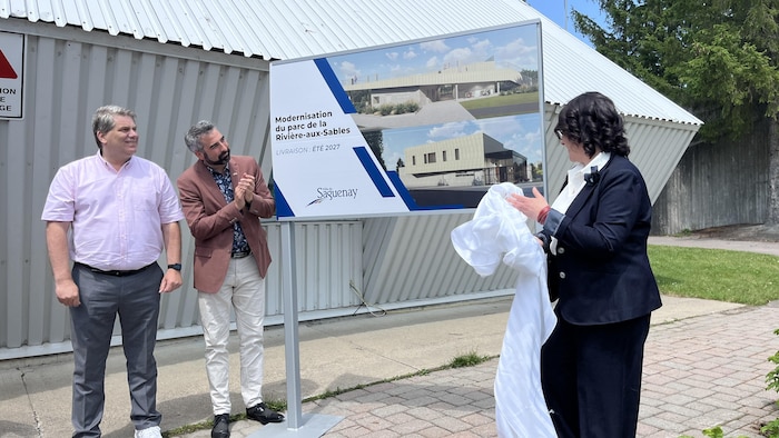 Des élus dévoilent une maquette de la nouvelle place Nikitoutagan.