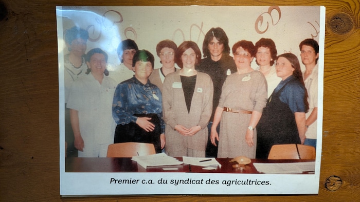 Photo de 11 femmes qui posent après la signature qui officialisait la création du syndicat.