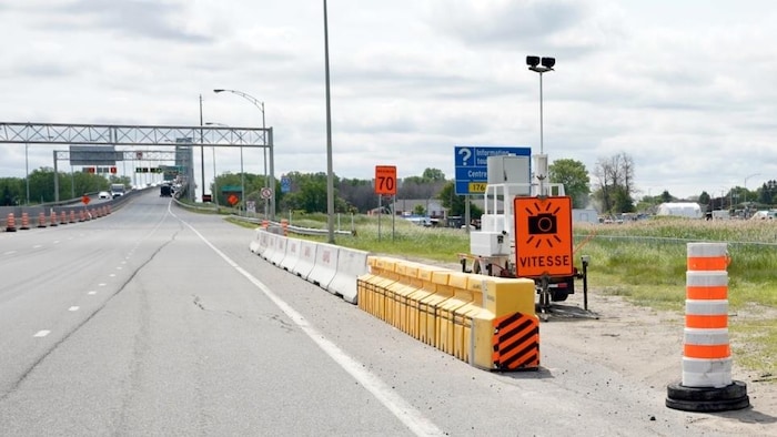 Les abords du pont Laviolette et une affiche indiquant la présence d'un radar photo.