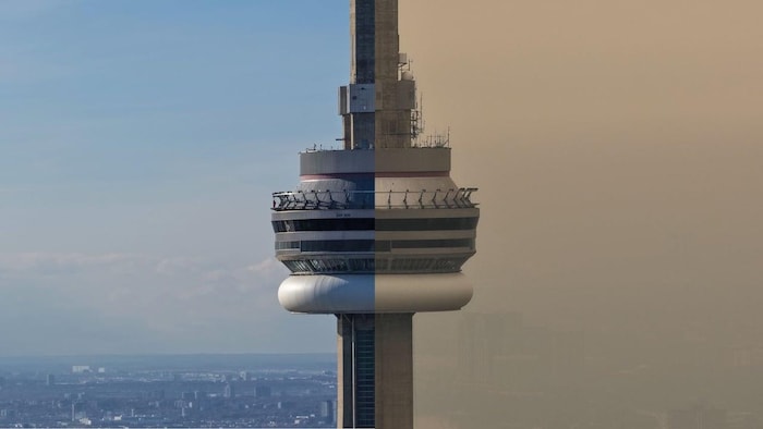 À gauche, la tour CN plombe au-dessus de la ville avec un ciel bleu. À droite, on ne voit presque rien derrière la tour CN à cause de la fumée.