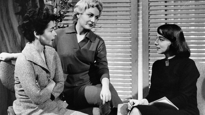 En 1958, les comédiennes Kim Yaroshevskaya et Huguette Uguay avec la journaliste Anne Claire Poirier.