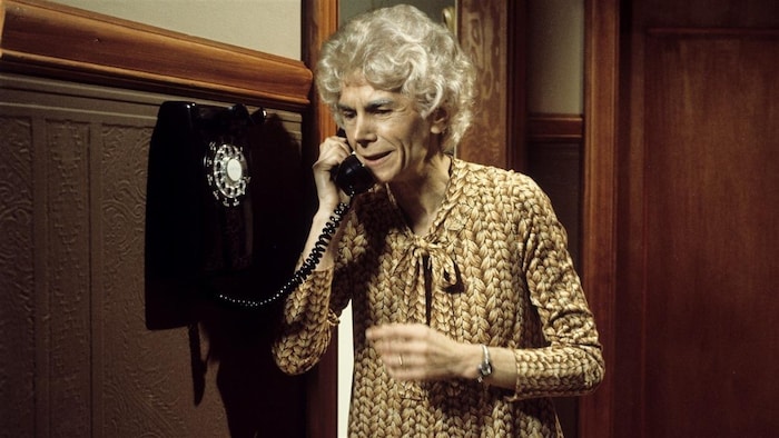 Cordélia Lamontagne (Béatrice Picard) parle au téléphone dans le téléroman « Grand-papa » en 1976.