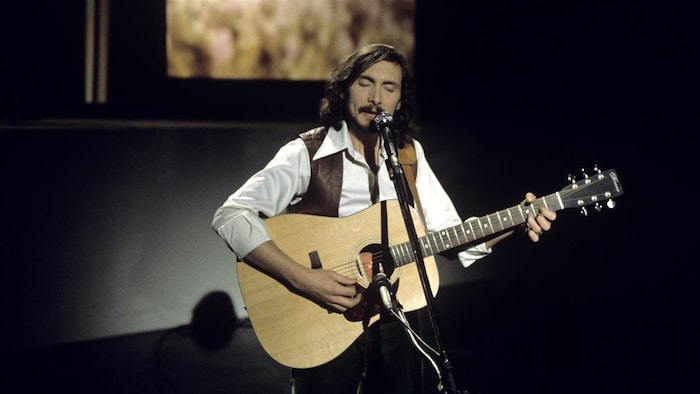 Le chanteur Jacques Michel de passage à « Vedettes en direct » en 1974.