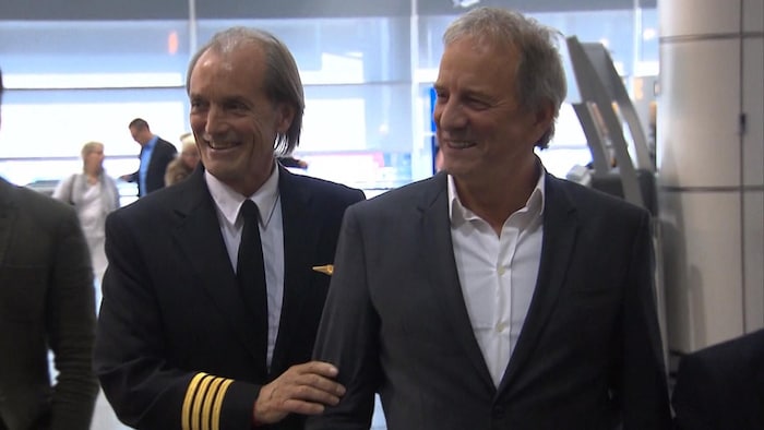 Robert Piché, en uniforme, en compagnie de l'acteur Michel Côté.