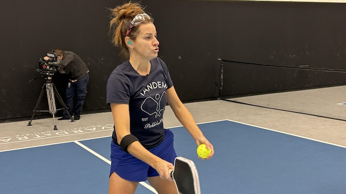 Sarah Vaillancourt tient une raquette de pickleball.