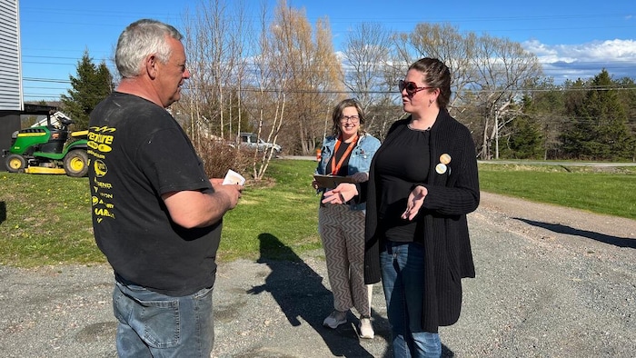 Melinda MacKenzie, candidate néo-démocrate dans la circonscription de Pictou-Ouest, en Nouvelle-Écosse, s'adresse à un citoyen de la région. 