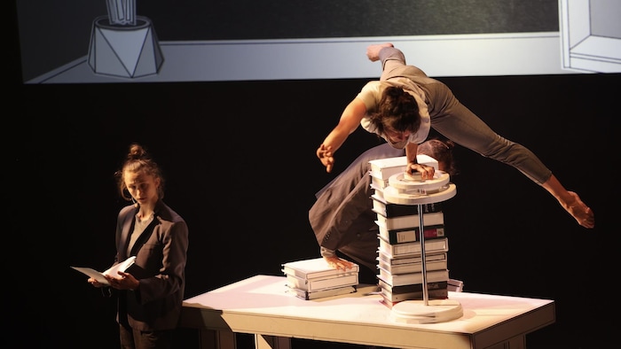 Des artistes du cirque pendant le spectacle.