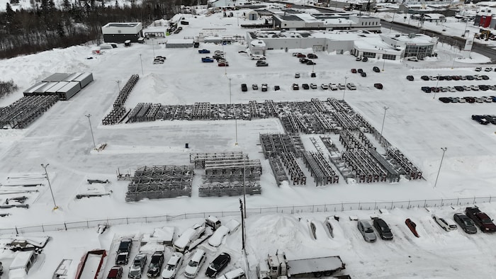 Des pièces de convoyeurs dans un stationnement.