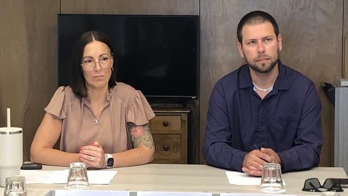 Jenny Tardif et Pier-Luc Bujold assis à une table lors de la conférence de presse.