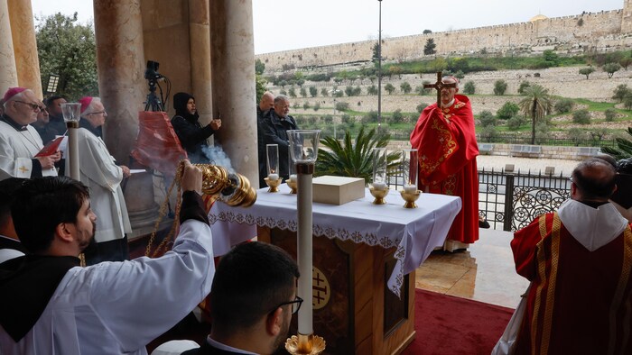 Le patriarche latin de Jérusalem, le cardinal Pierbattista Pizzaballa, préside une cérémonie de prière à l'occasion du dimanche des Rameaux à Jérusalem, le 29 mars 2026, après l'annulation de la procession traditionnelle du dimanche des Rameaux au départ du mont des Oliviers.