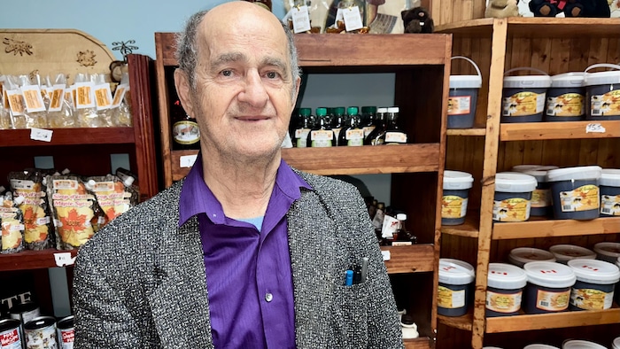 M. Alain devant des produits à l'érable.