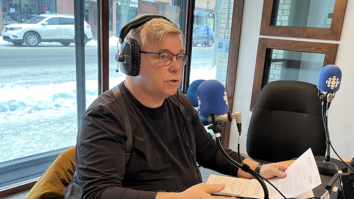 Pierre Auger en entrevue dans le studio de Radio-Canada à Rouyn-Noranda.