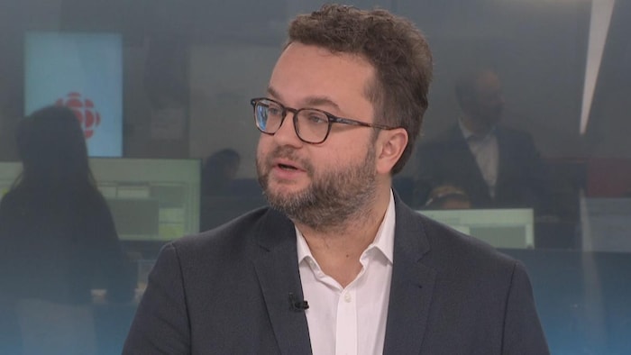 Pierre Barrieau parle à la télévision.