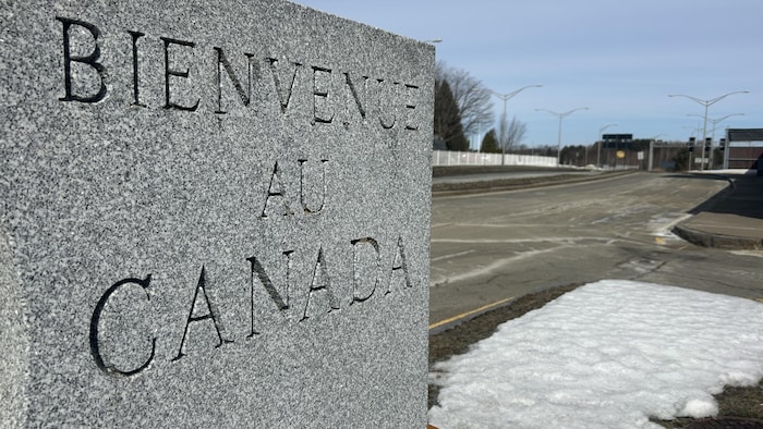 Une pierre indiquant bienvenue au Canada.