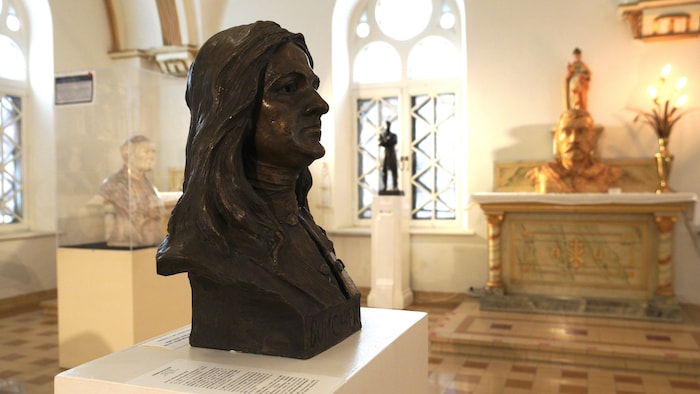 Le buste de Pierre Boucher dans un musée.