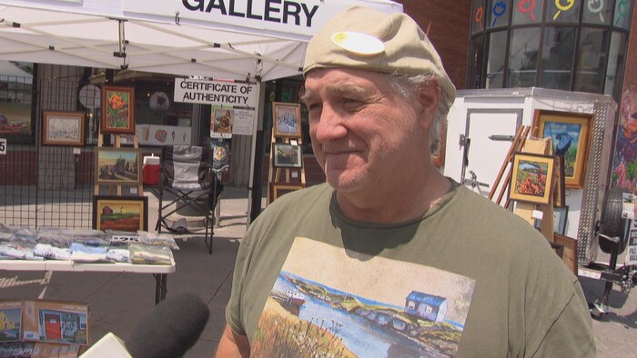 Pierre Cloutier en entrevue à Radio-Canada dans le marché By, le samedi 10 juin 2023.