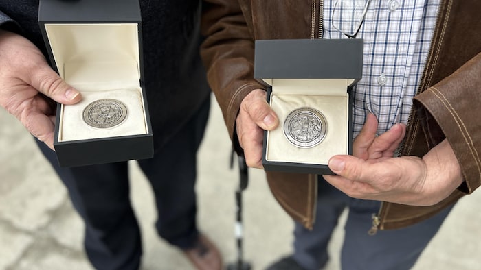 Pierre Corbeil et Rémy Mailloux montrent leur médaille.