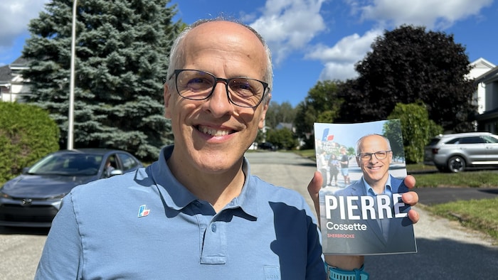 Pierre Cossette, candidat libéral dans la circonscription de Sherbrooke, sourit à la caméra.