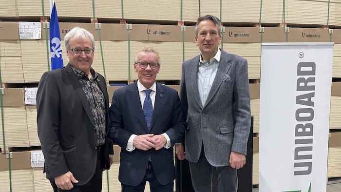 Pierre Dufour, Jean Boulet et James Hogg sourient.