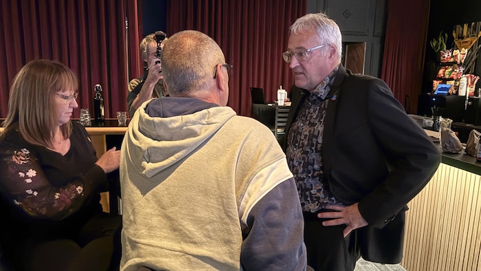 Pierre Dufour porte une épinglette du Parti libéral du Québec.
