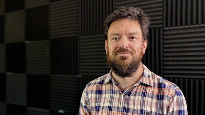 Pierre-Erik Isabelle lors de son passage dans les studios de Radio-Canada à Rivière-du-Loup.