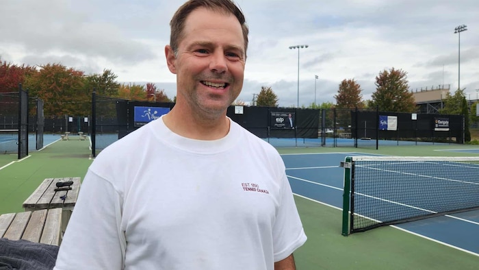 Pierre Gallant répond aux questions d'un journaliste.
