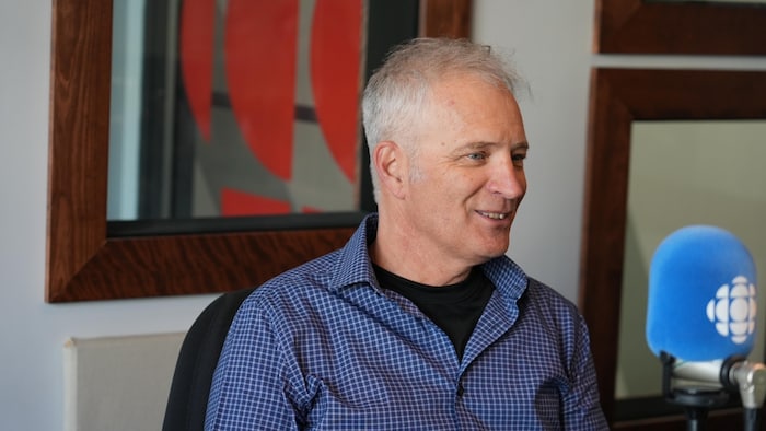 Pierre Gaudreault dans le studio de Radio-Canada.