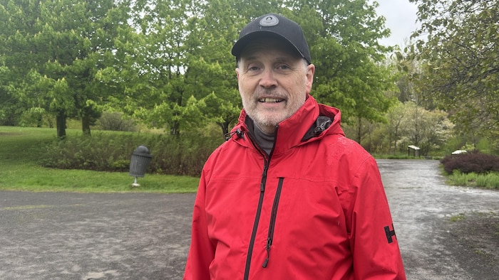 Portrait de Pierre Genest, souriant à la caméra.