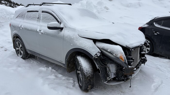 Une Kia Sorento dont le pare-chocs avant a été complètement arraché