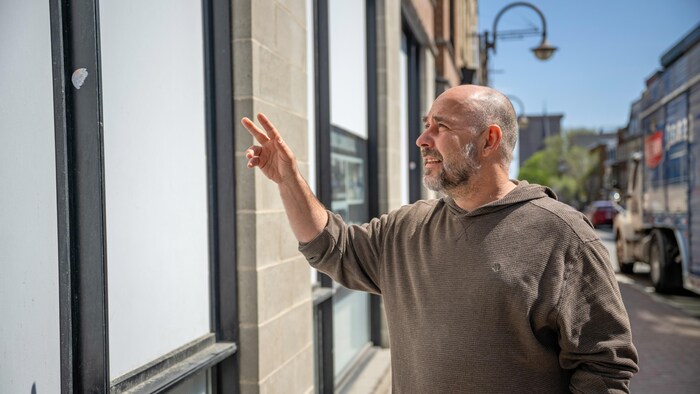 Pierre Lanthier devant une vitrine.