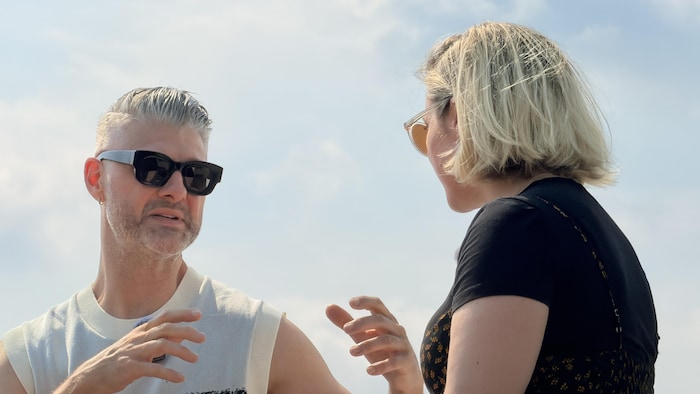 Pierre Lapointe en discussion avec Marjorie Armstrong devant la Croix de Sainte-Anne.