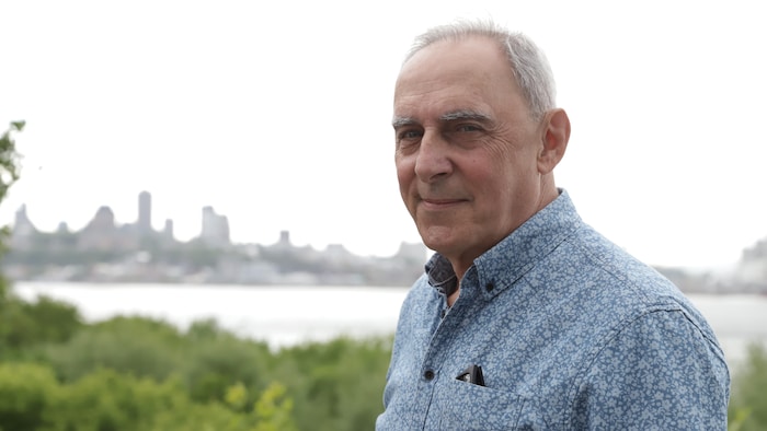 Pierre Lepage photographié avec la ville de Québec en arrière-plan.