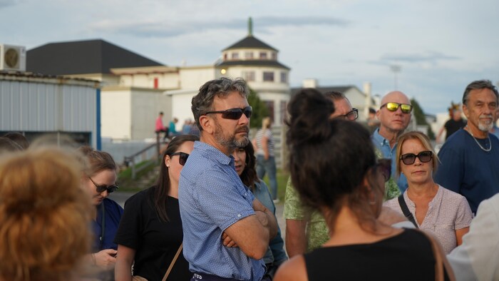 Le conseiller Pierre-Luc Fortin regarde la course de chevaux.
