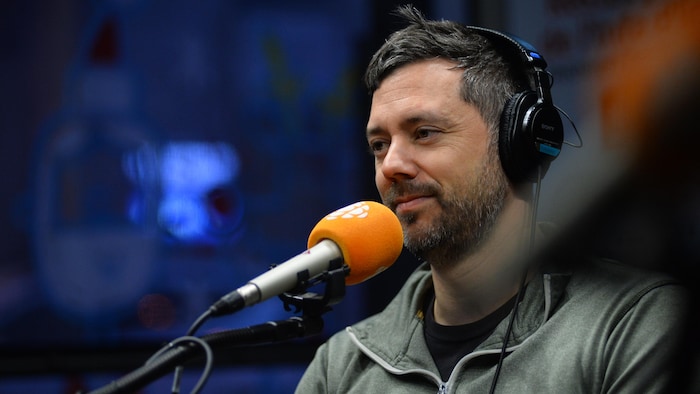 Un homme dans un studio de radio.