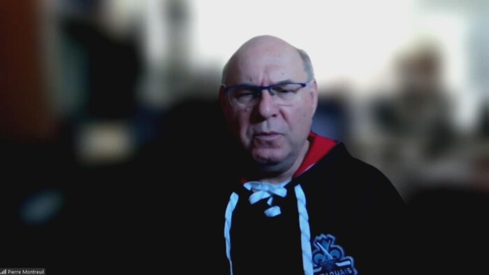 Un homme accorde une entrevue par visioconférence. 