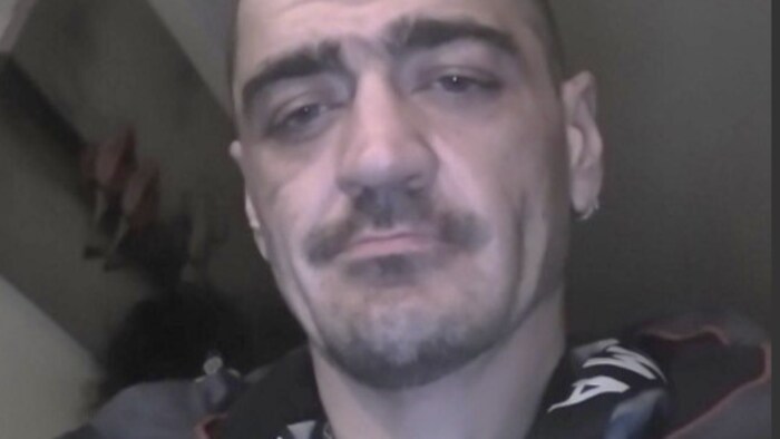 Un homme avec les cheveux rasés 
