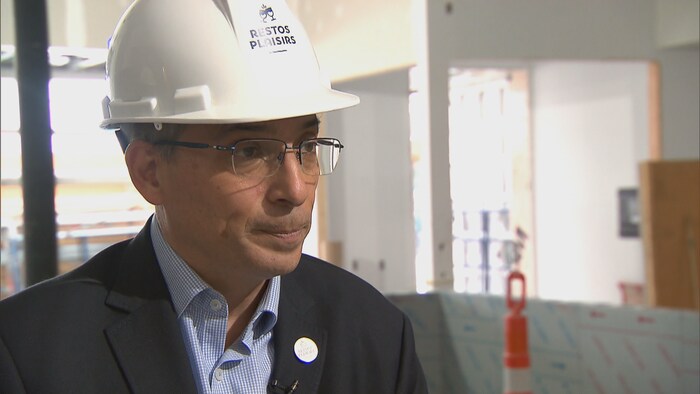 Pierre Moreau accorde une entrevue à Radio-Canada à l’intérieur du futur restaurant Le Cochon Dingue, sur la rue Saint-Jean, à Québec, présentement en chantier.
